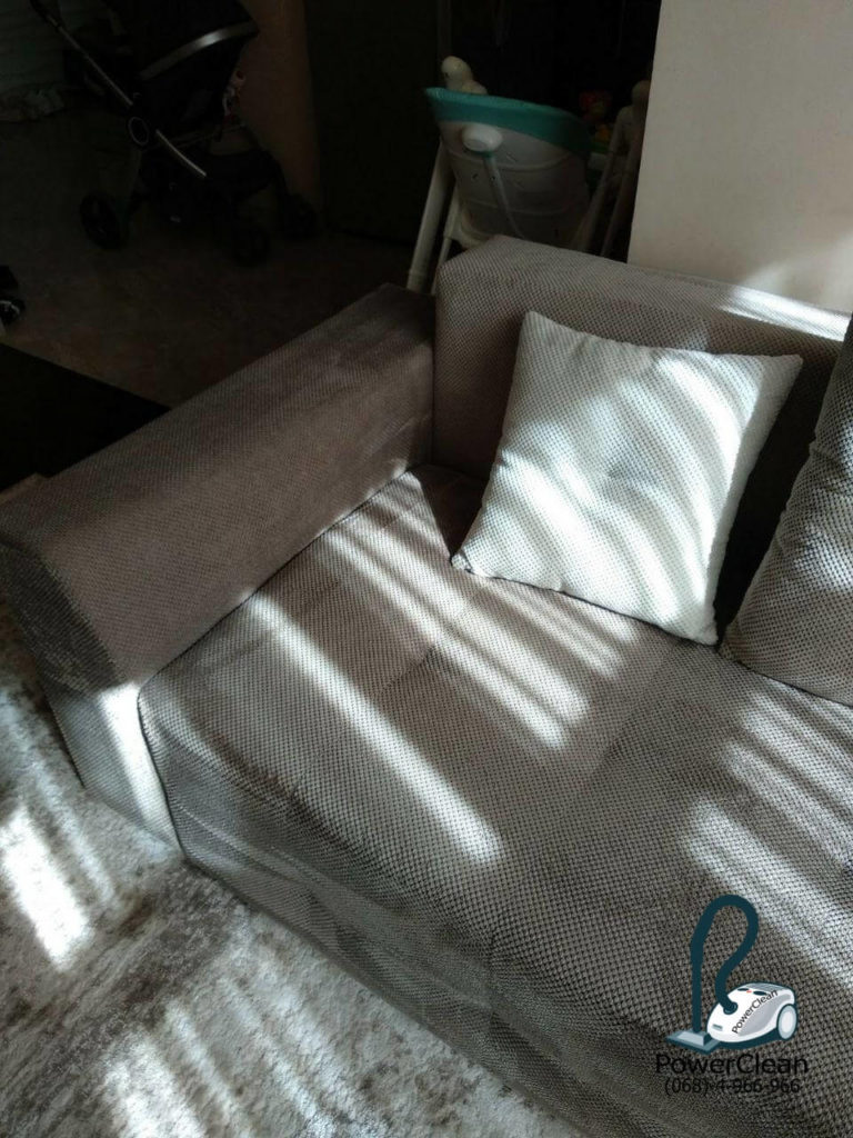Бежевый большой диван