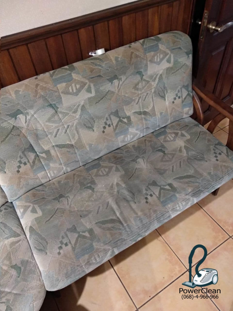 Засаленый кухонный диван химчистка