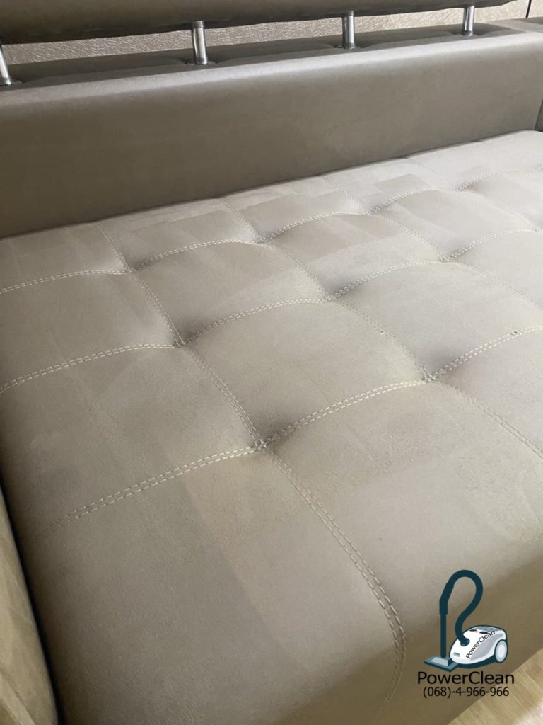 Чистка темного углового дивана